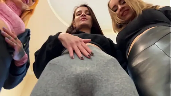 Mira Huele los culos, coños, axilas y calcetines sudorosos de tres chicas sudorosas - Triple POV Smelling Femdompelículas sobre energía