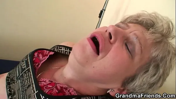 观看Sexy grandma fingering pussy before threesome能源电影