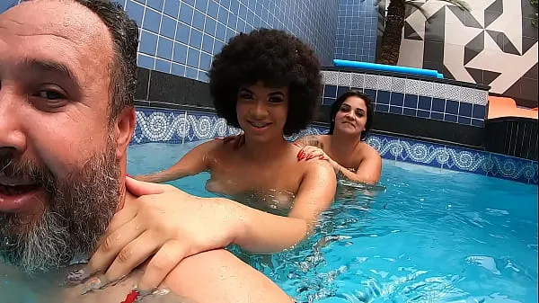 Pool party with two hot girls توانائی والی فلمیں دیکھیں