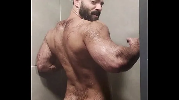 观看Furry sweat bear taking a shower after training能源电影