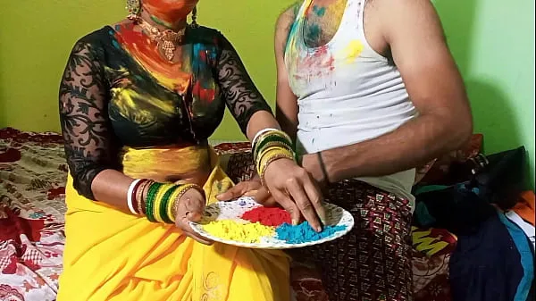 Sehen Sie sich Bahu spielt Holi mit Sasurji auf Holi, indem er Bhurr, Desi Bengali Chudai Video eröffnetEnergiefilme an