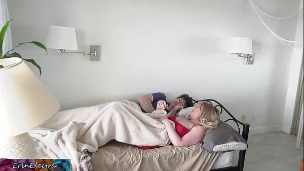 观看继母让她的继子在她身上揉搓并与她发生性关系，而他们在公路旅行中共用一张床能源电影