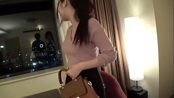 观看穿着泳装约会的时候，巨乳抖得我都快勃不起来了！ 经过大量的奶操后，我一边用油摇晃她闪亮的 H 奶头，一边在里面射精能源电影