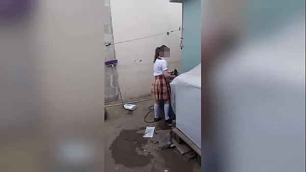 观看当没有其他人在家时，正在洗内裤的年轻学对她的继父感到惊讶，真正的自制能源电影