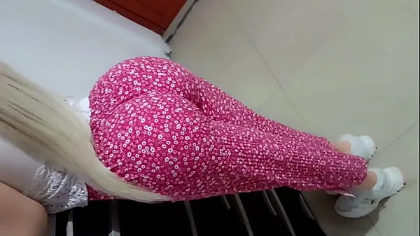 观看漂亮屁股金发继女在撞毁了继父的车后用无套性行为付出了代价能源电影