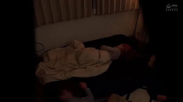 观看戴绿帽子]在男友面前和粉发棕发苗条妹子睡觉……在家喝酒后，她和她的朋友被砸了睡在一起[偷窥能源电影