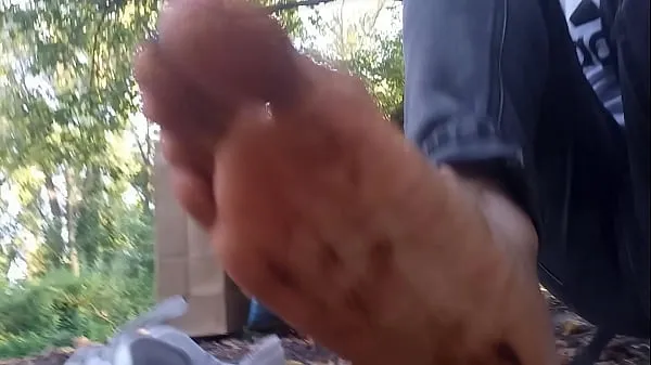 观看在这个男孩恋足癖同性恋色情视频中，由于巧克力和番茄酱，鞋底很脏 这段同性恋色情视频是关于男孩在大自然中的恋足癖。 乔恩·阿尔廷 (Jon Arteen) 是一位炙手可热的亚洲双胞胎模特。 这位性感小伙穿着白色运动鞋，Nike Air Force One AF1，没有穿袜子。 没穿袜子的小伙子在每只鞋里放了巧克力和番茄酱，然后他在公园和街道上散步能源电影