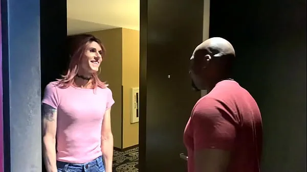 شاهد Trans Ria Bentley Gets Spitroast by 2 HUGE Cocks أفلام الطاقة