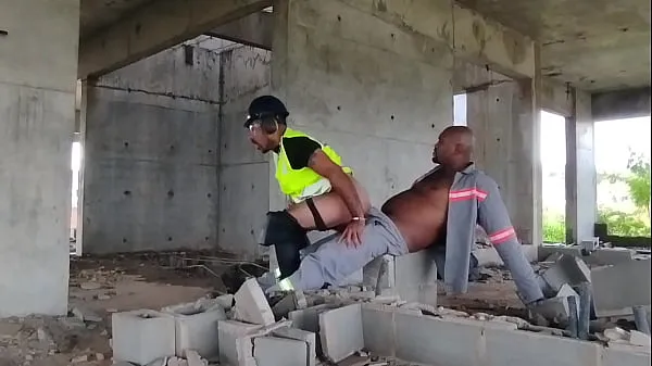 Посмотрите Bricklayer takes advantage of the fact that there is no one on site to screw the foremanэнергетические фильмы