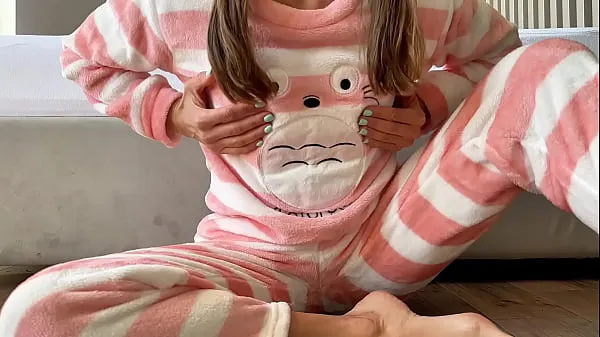 ดู jeune femme asiatique de 18 ans se masturbe avec ses petits seins et sa chatte et obtient un gros orgasme avec éjaculation ภาพยนตร์เกี่ยวกับพลังงาน