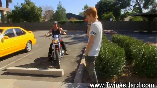 观看Nude men Hippie dude Preston Andrews can't help but admire the lump能源电影